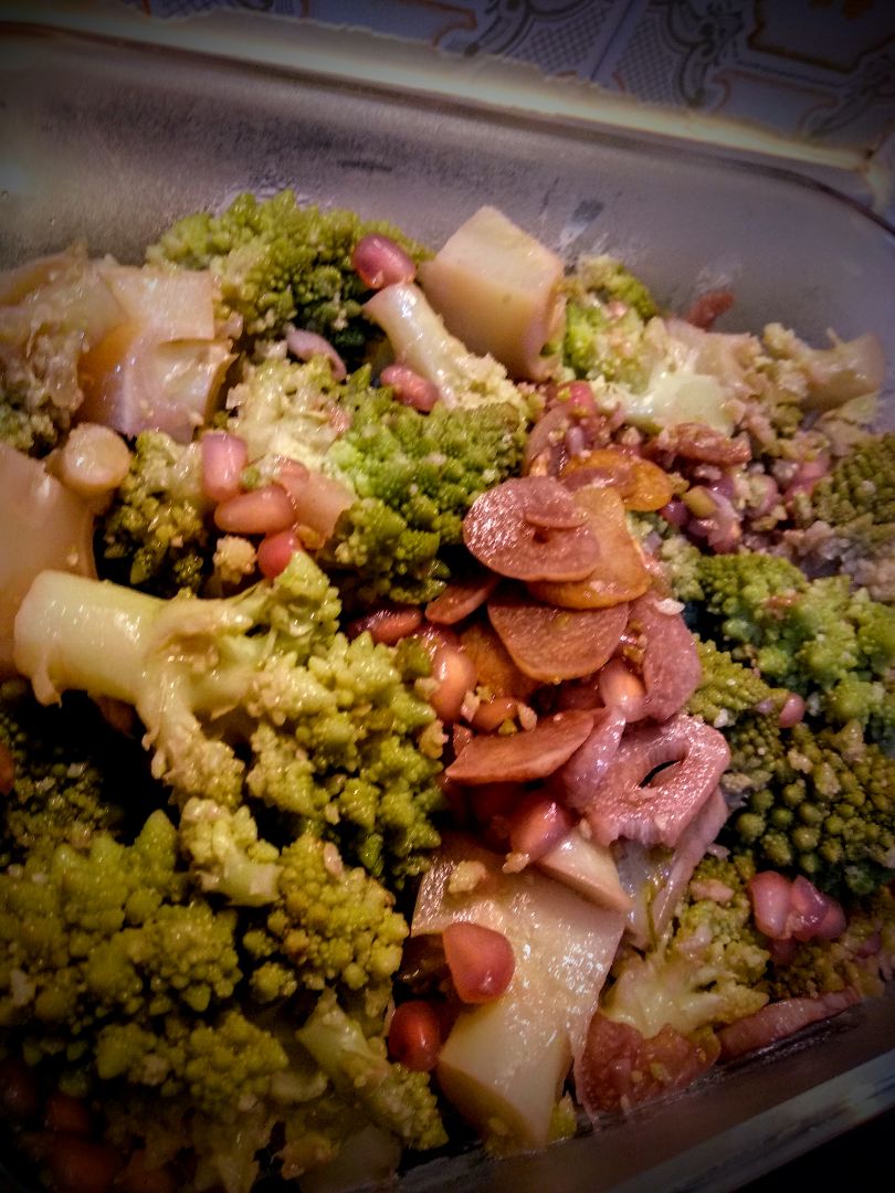 Romanesco al vapor con granada. Romanesco al vapor con granada.