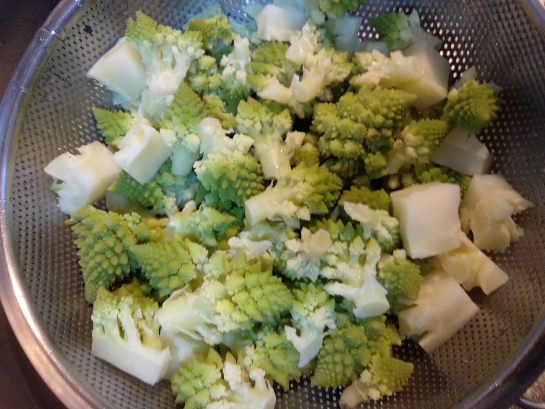 Romanesco al vapor con granada. Step 0