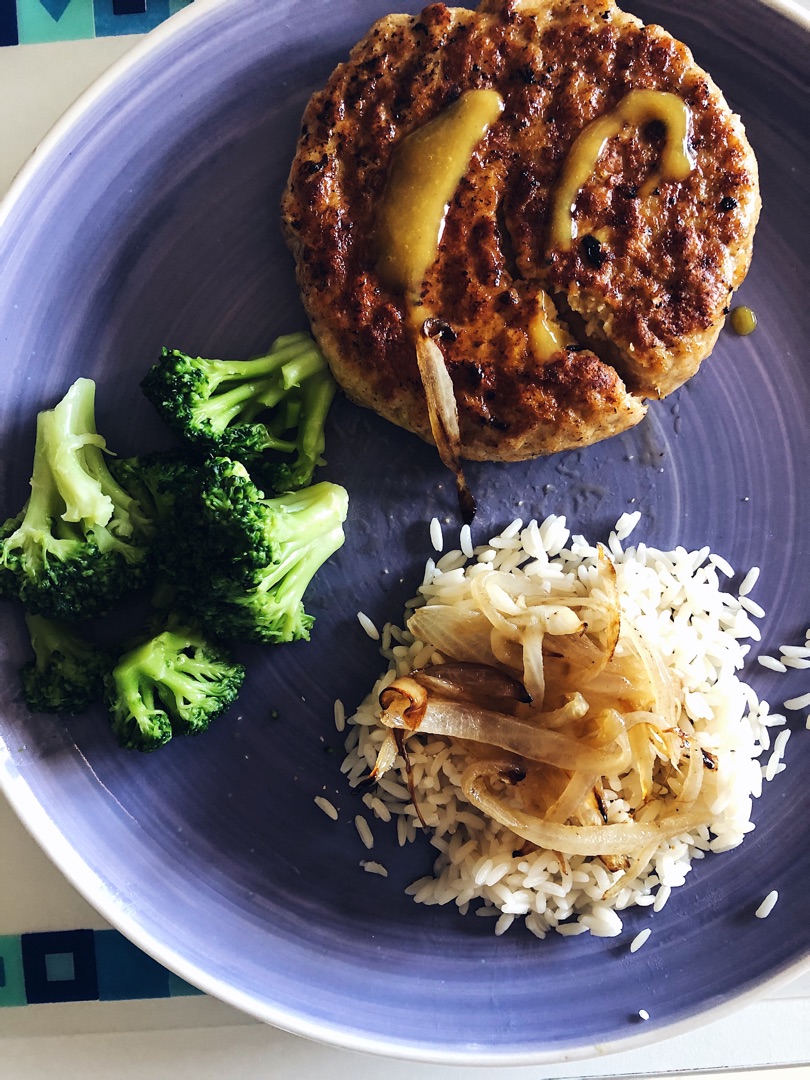 Hamburguesa de pollo con brócoli 