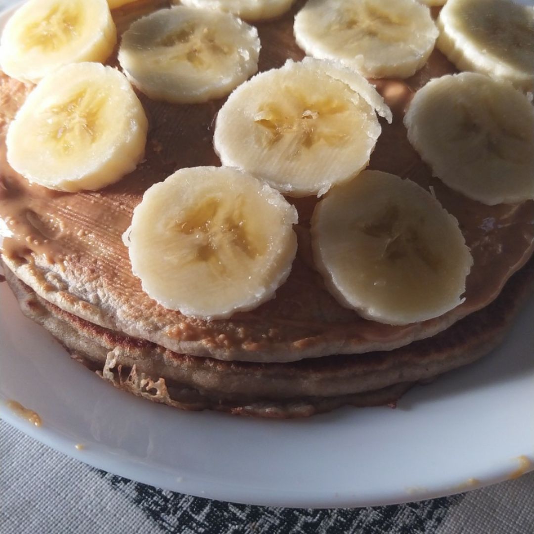 Tortitas de avena con crema de cacahuate y plátano. Tortitas de avena con crema de cacahuate y plátano.