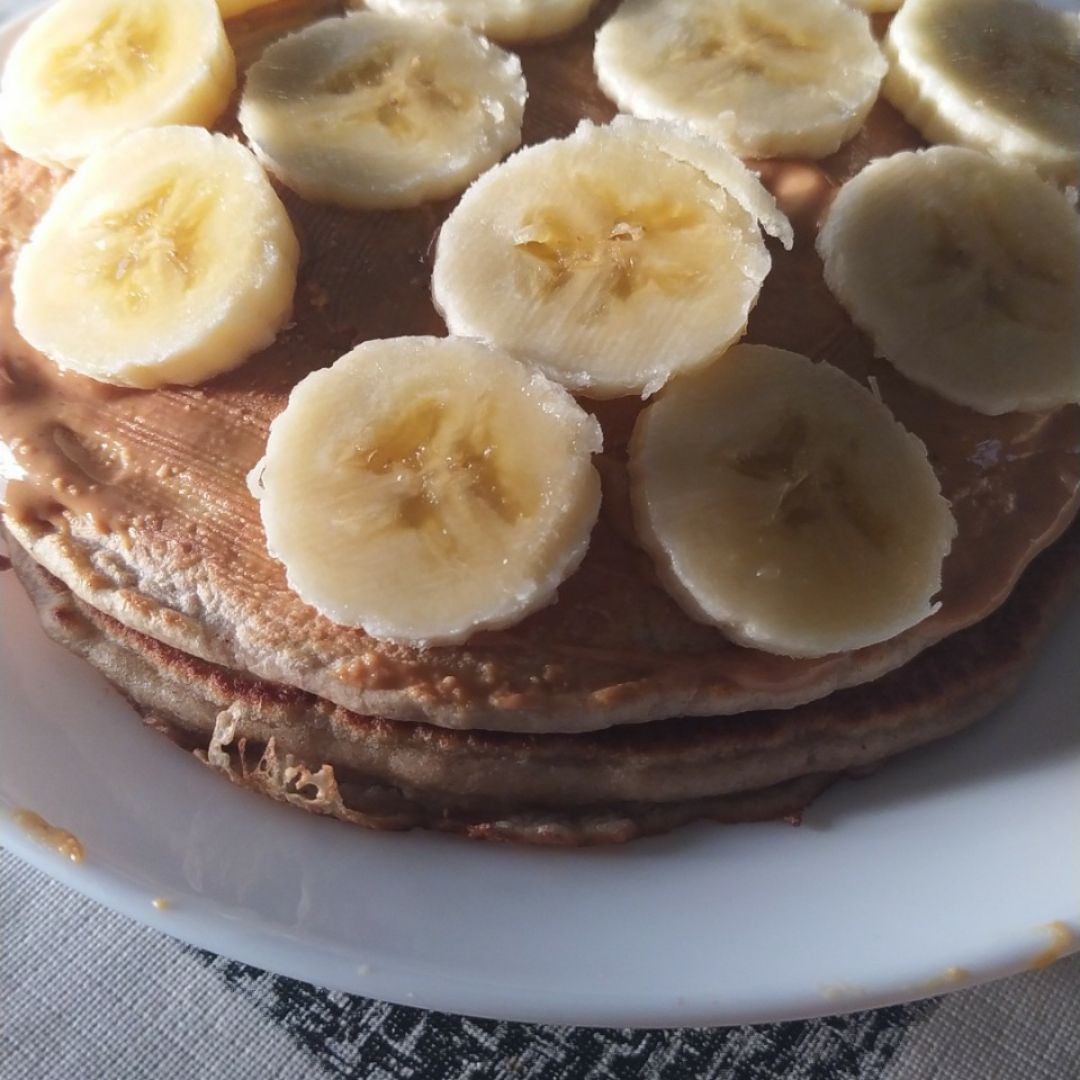 Tortitas de avena con crema de cacahuate y plátano.