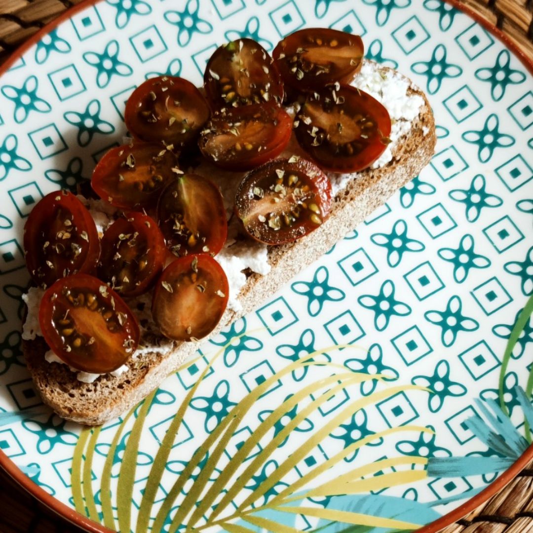 Tostada pan integral 100% de requesón y tomatito cherry Tostada pan integral 100% de requesón y tomatito cherry