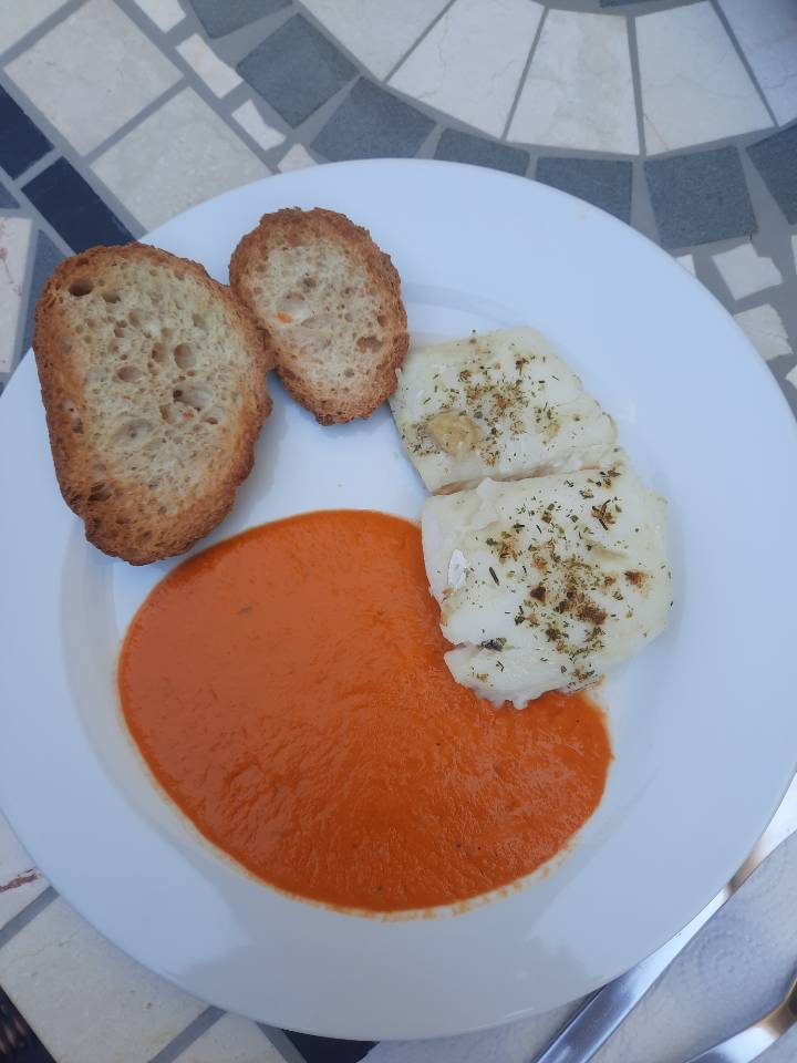 Merluza con salsa de pimiento de piquillo Merluza con salsa de pimiento de piquillo