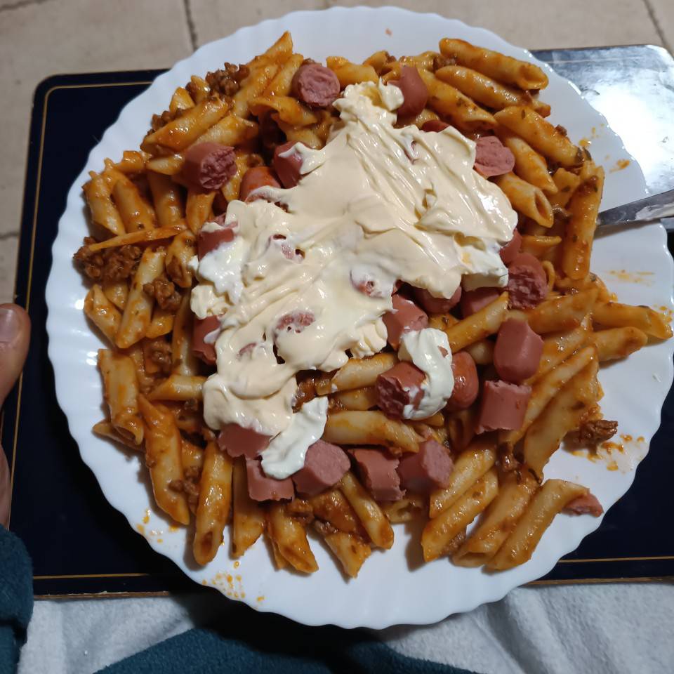 Macarrones con salchichas y mayonesa Macarrones con salchichas y mayonesa