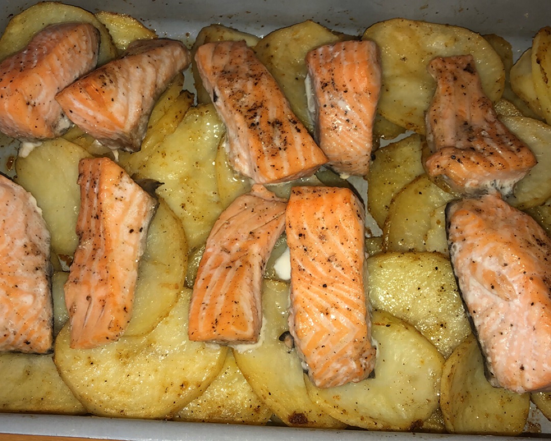 Salmón con patatas al horno