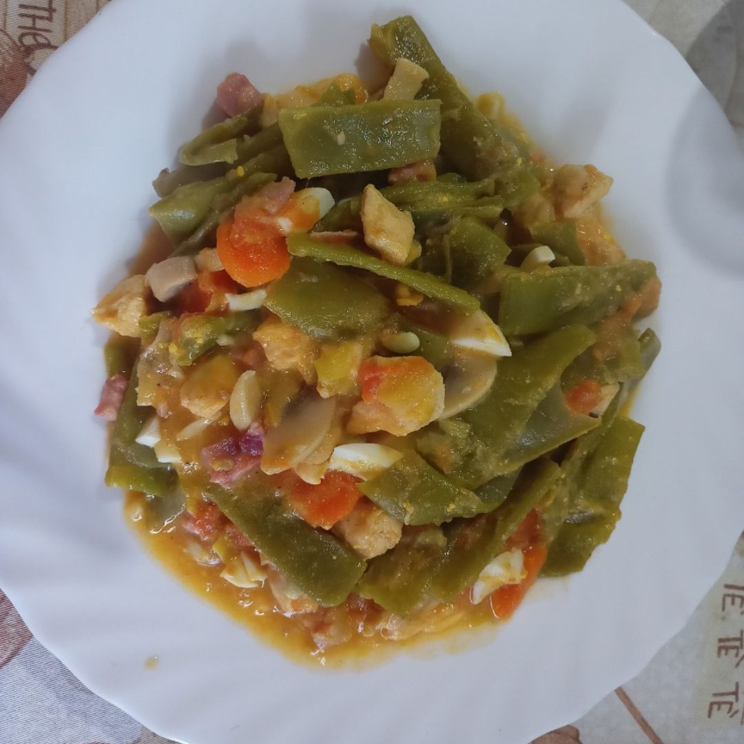 Judías verdes con verduras, huevo, pollo y taquitos de jamón. Judías verdes con verduras, huevo, pollo y taquitos de jamón.