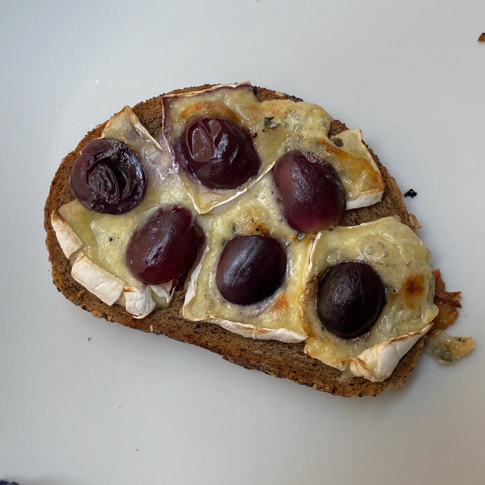 Tostada con queso azul y uvas 