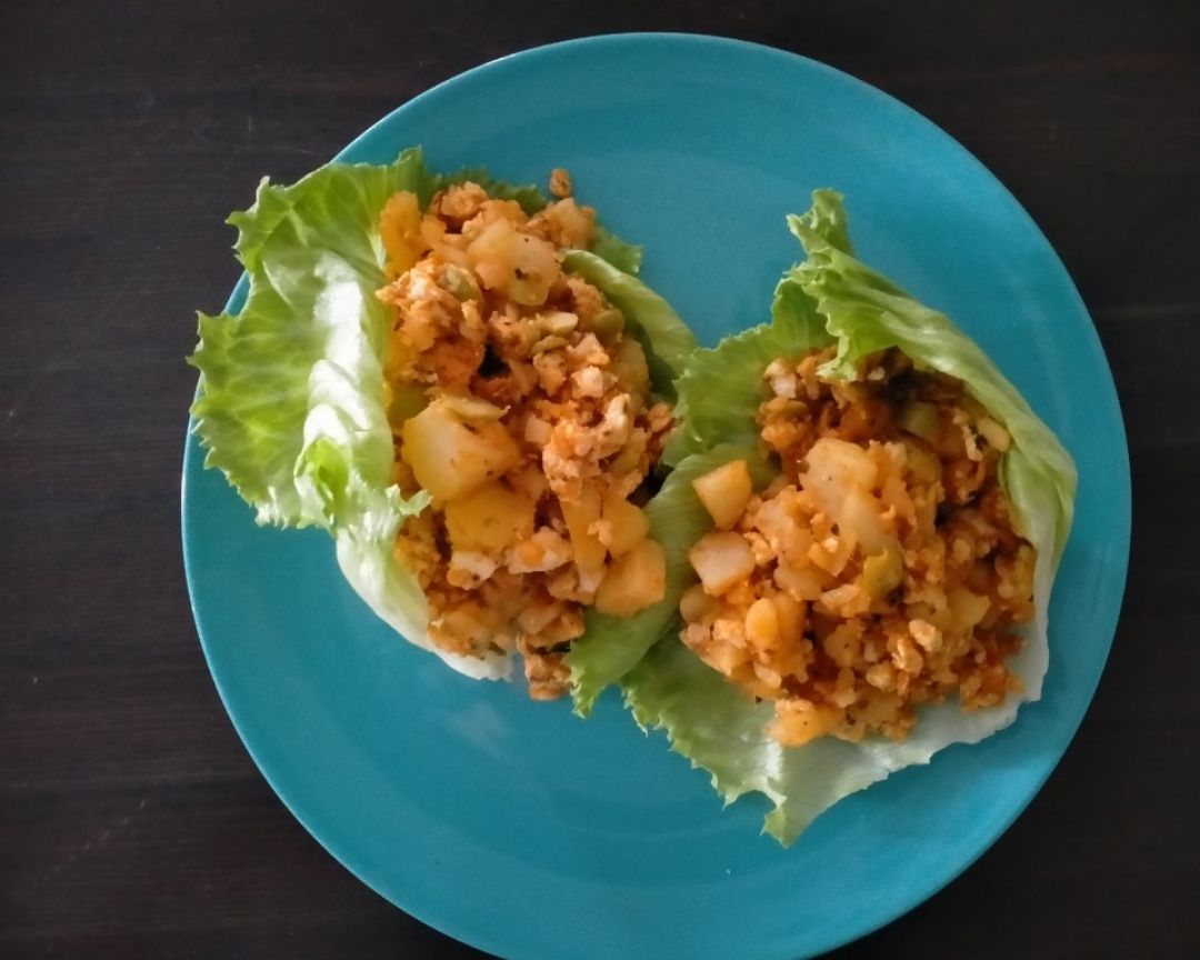 Barcas de lechuga con pollo y patata Barcas de lechuga con pollo y patata