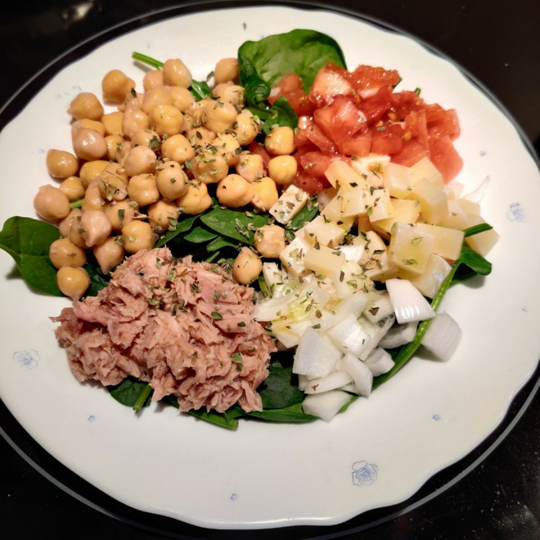 Ensalada de garbanzos, atún y espinacas