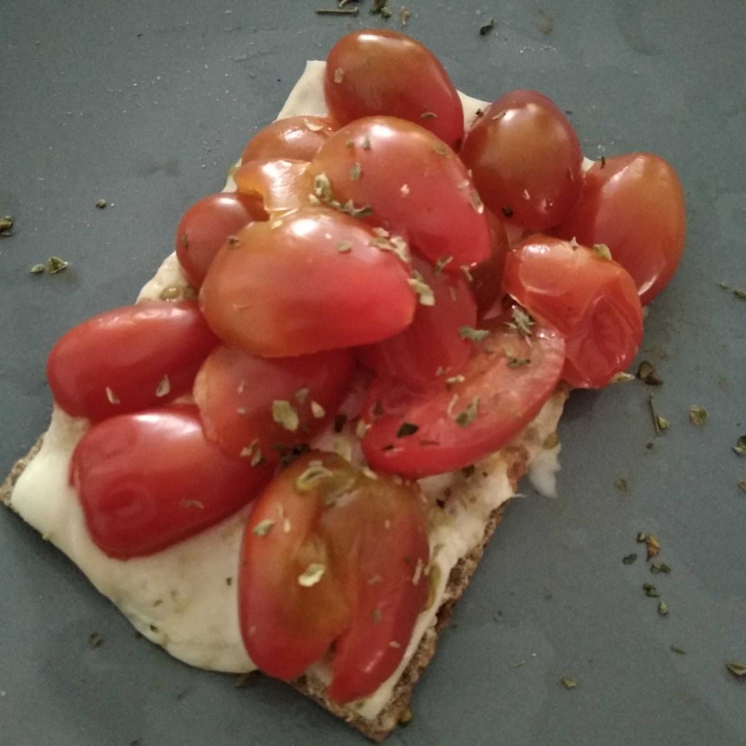 Tostada de queso y tomates
