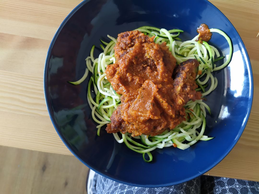 Pollo a la Marinara en cama de Zoodles