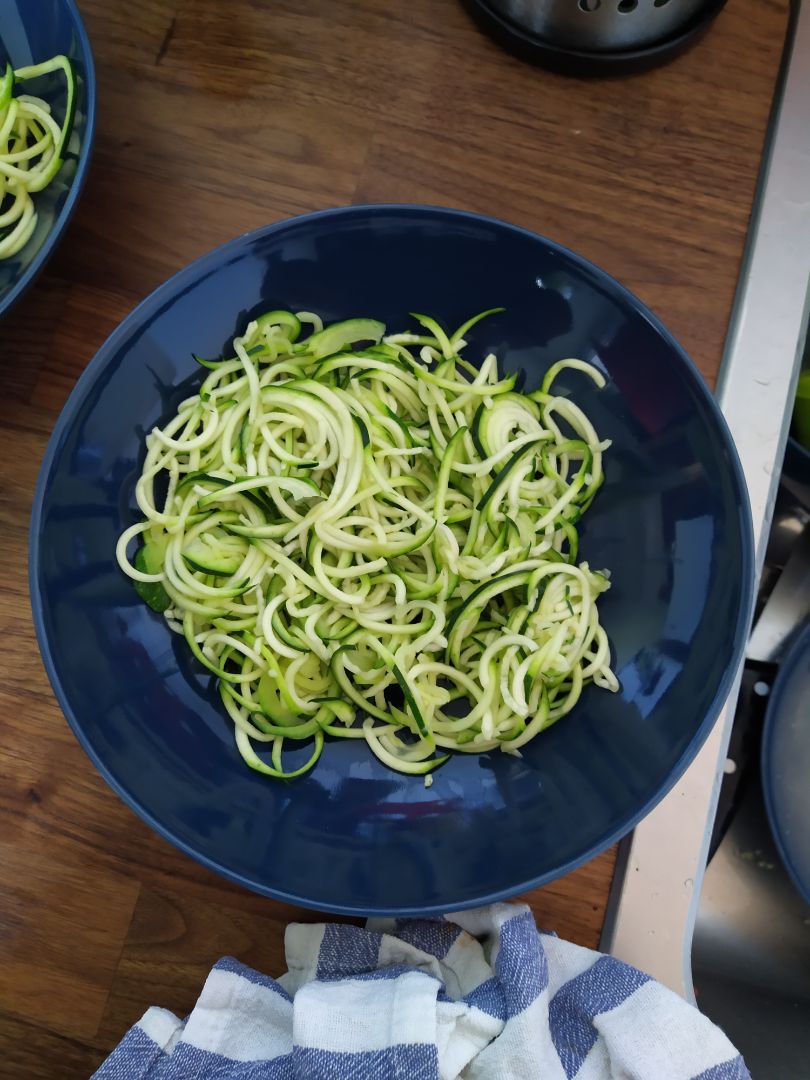 Pollo a la Marinara en cama de Zoodles Paso 1