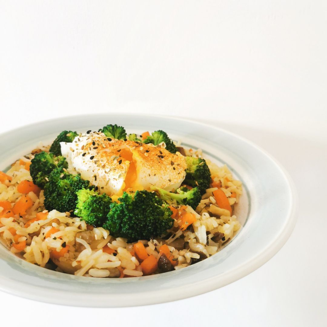 ARROZ CON VERDURAS Y HUEVO ESCALFADO ARROZ CON VERDURAS Y HUEVO ESCALFADO