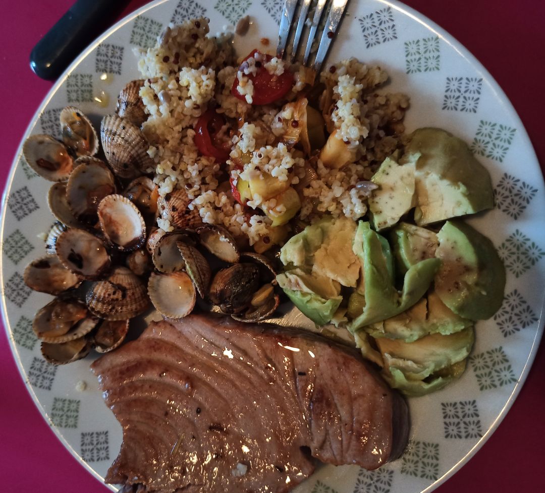 Atún con berberechos y verduras. Atún con berberechos y verduras.
