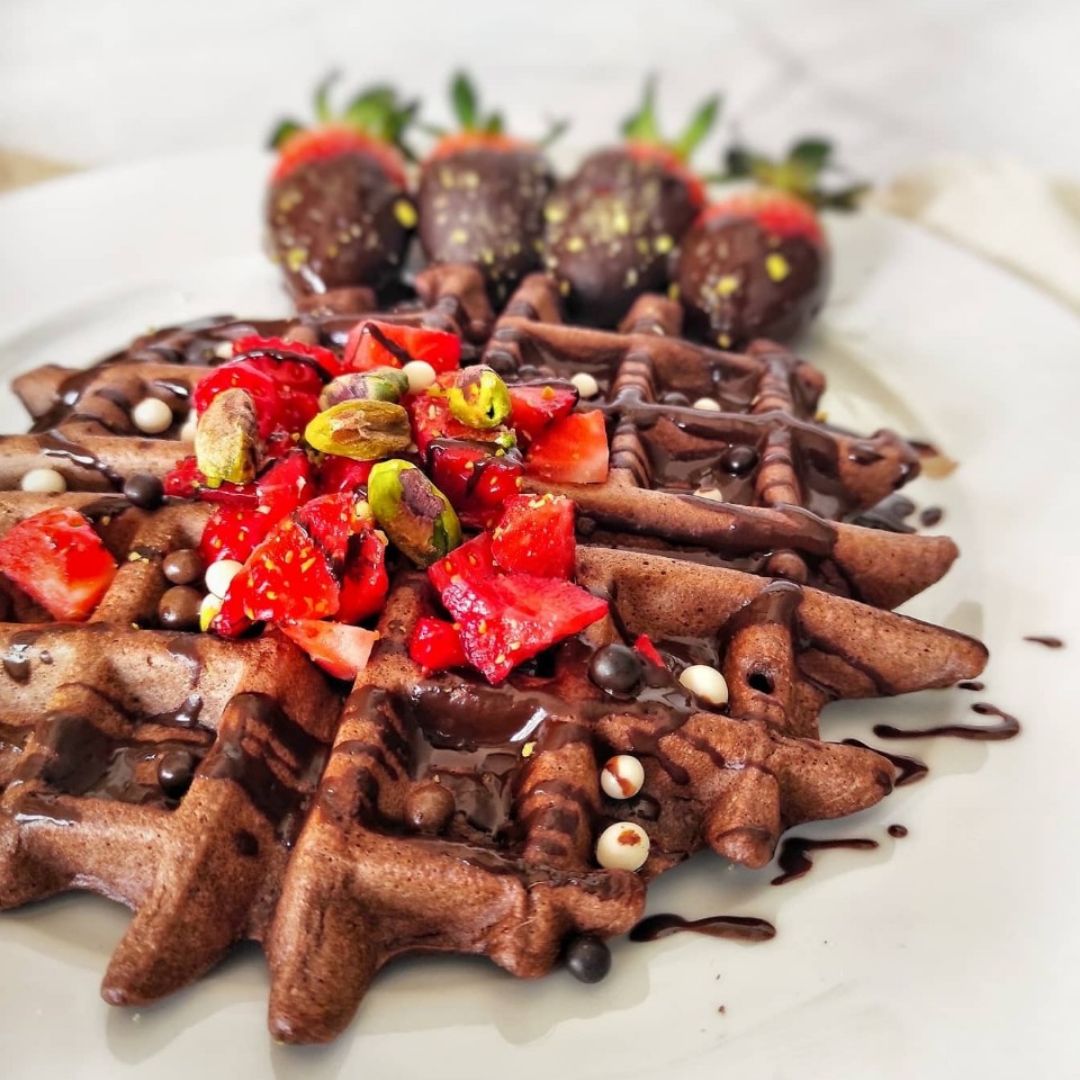 Gofres de chocolate con fresas y pistachos