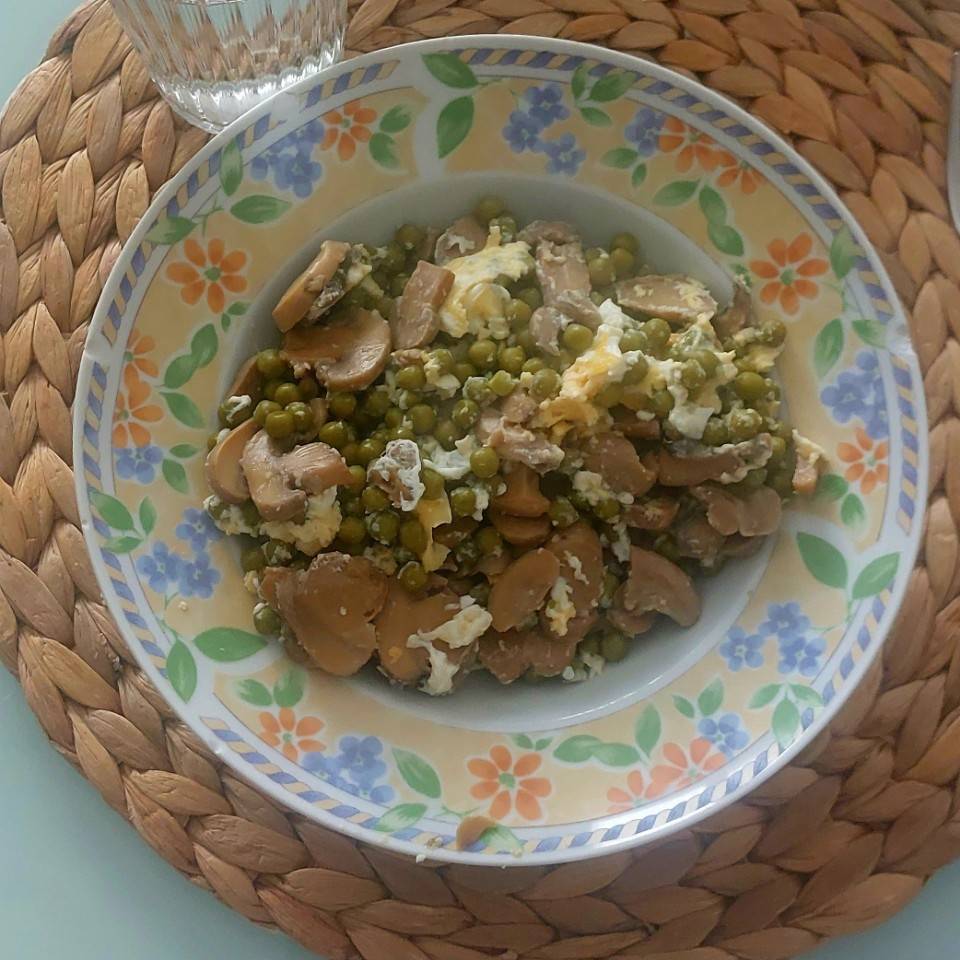 Guisantes con champiñones y huevo revuelto Guisantes con champiñones y huevo revuelto