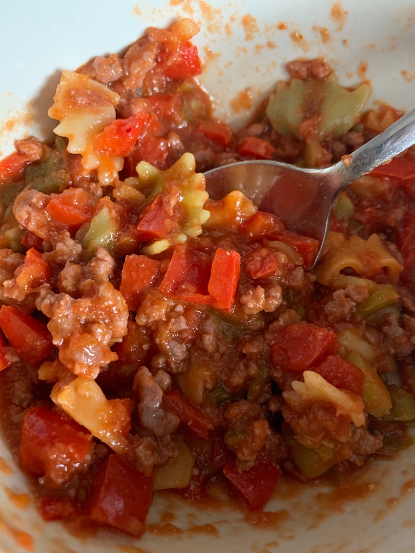 Pasta con pisto y carne picada