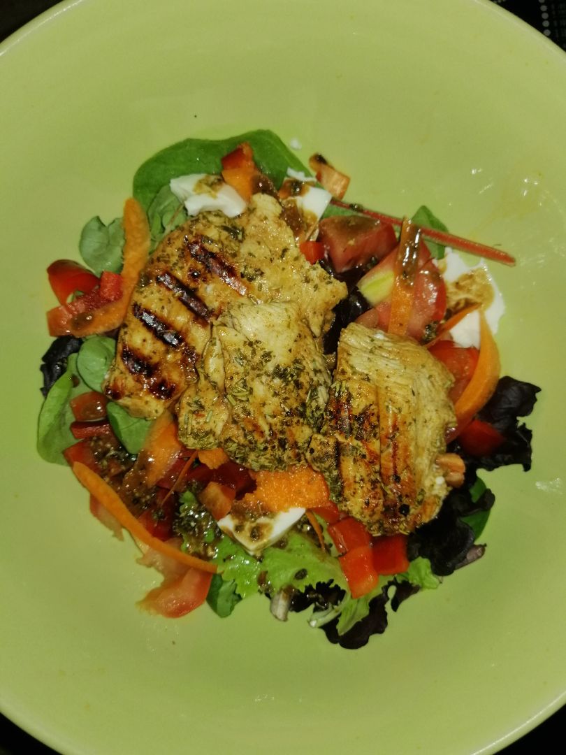 Ensalada de pollo macerado y vegetales Ensalada de pollo macerado y vegetales