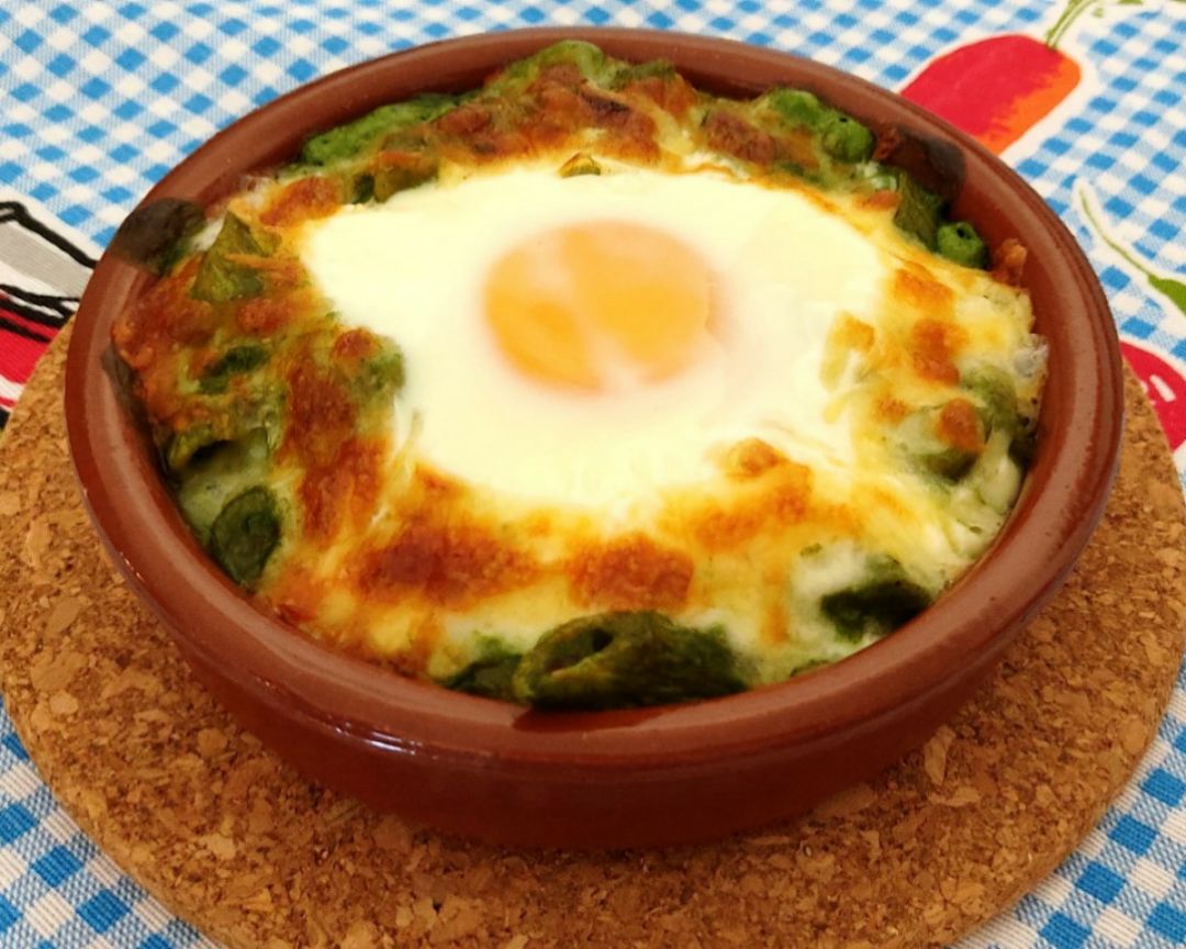 Macarrones integrales con salsa de espinacas y champiñones Macarrones integrales con salsa de espinacas y champiñones