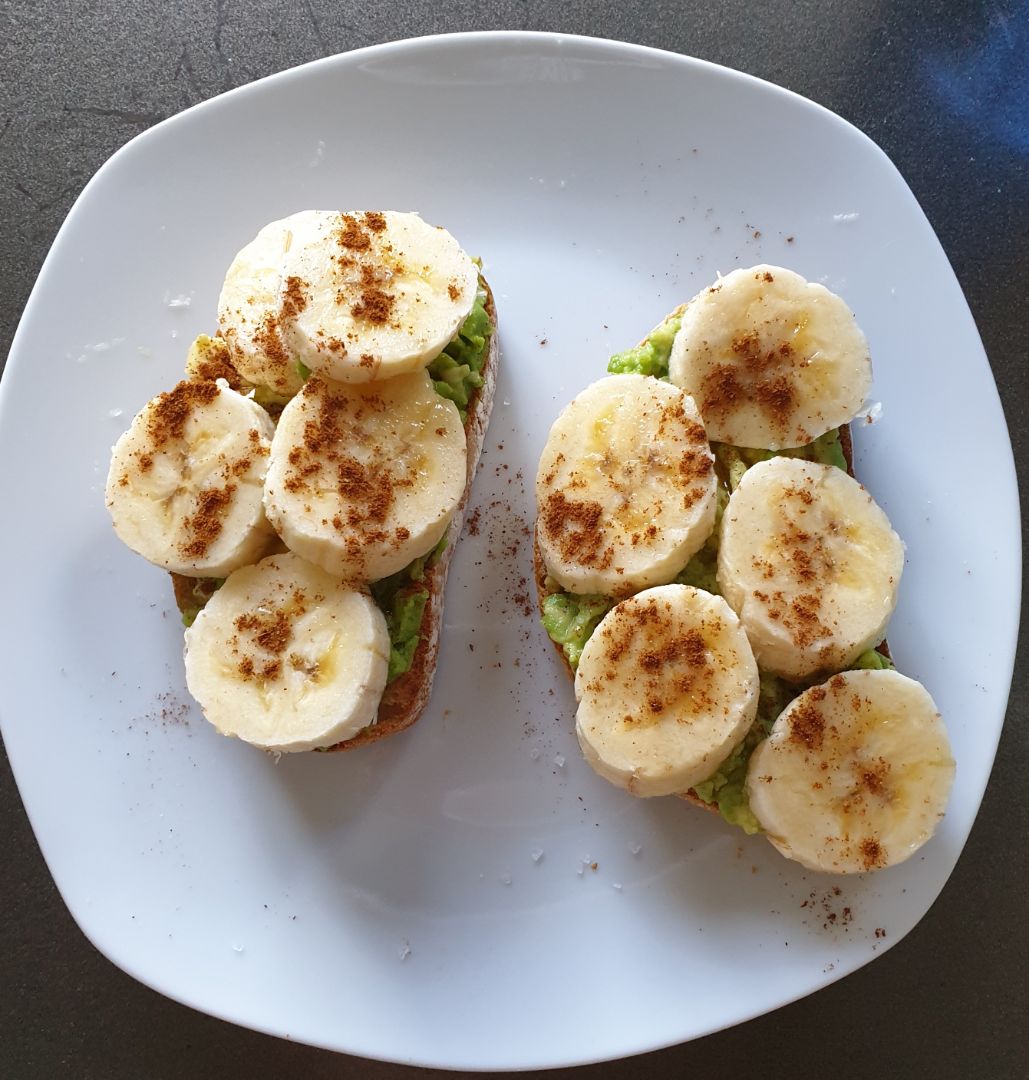 Tostada de aguacate con plátano y canela 