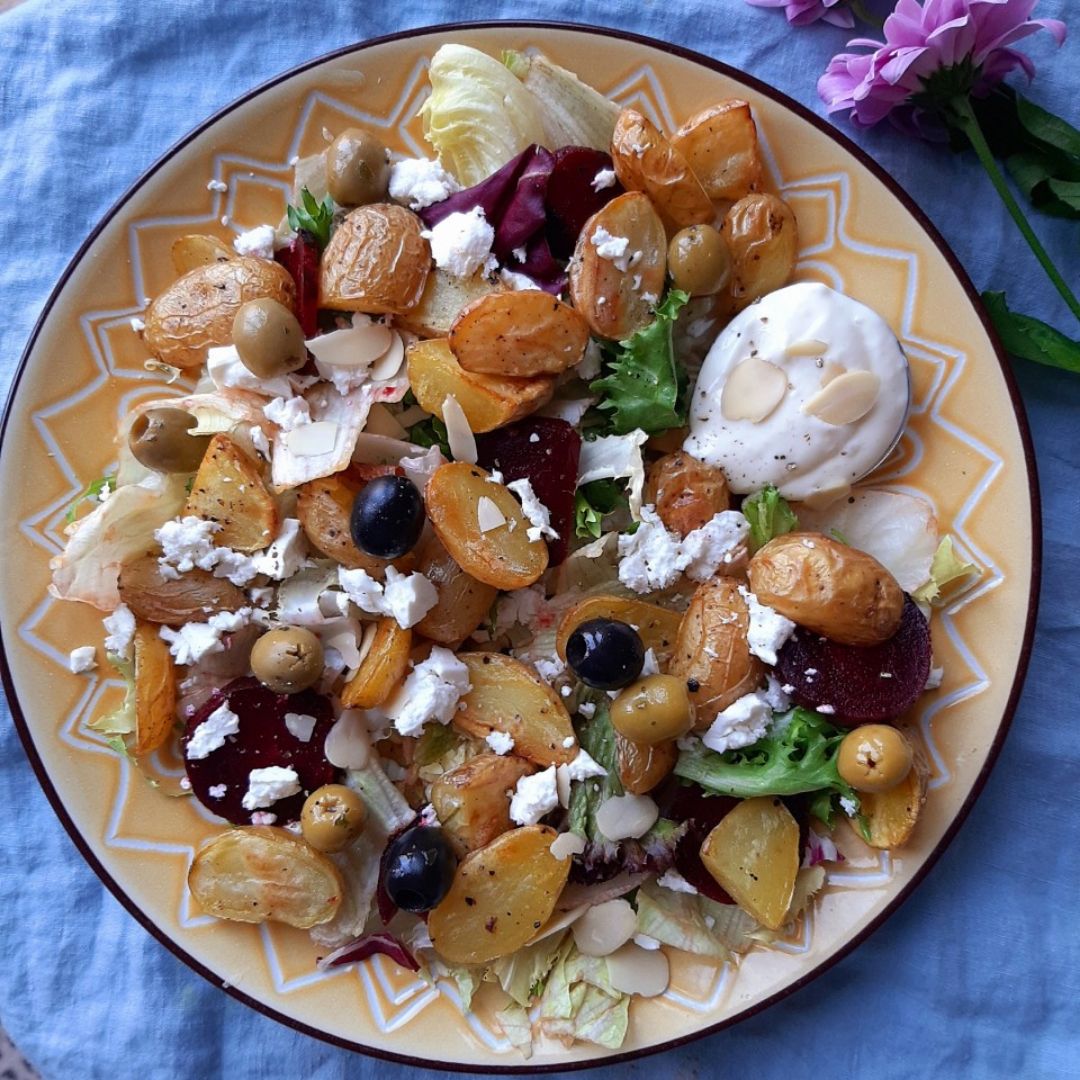 Ensalada de patata, feta y mayonesa casera de ajo Ensalada de patata, feta y mayonesa casera de ajo
