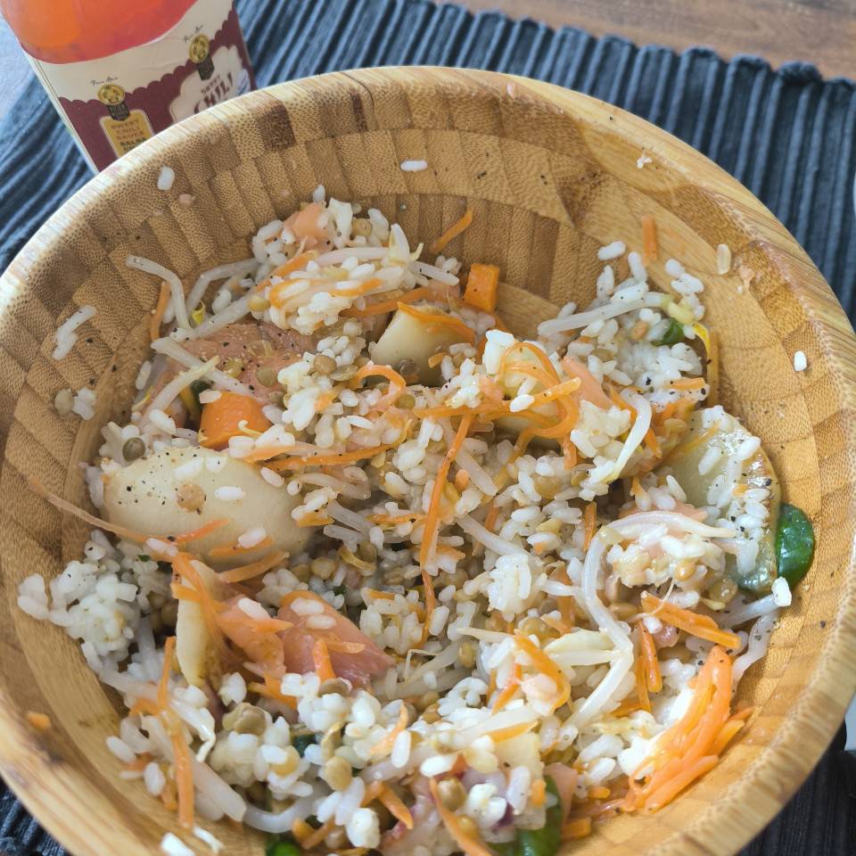 Poke casero con paraguaya y salmón Poke casero con paraguaya y salmón