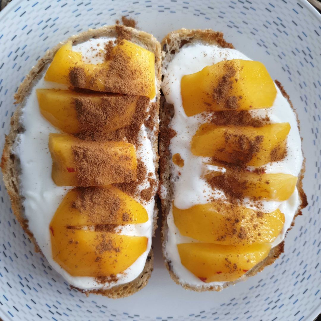 Tostada de yogur con melocotón