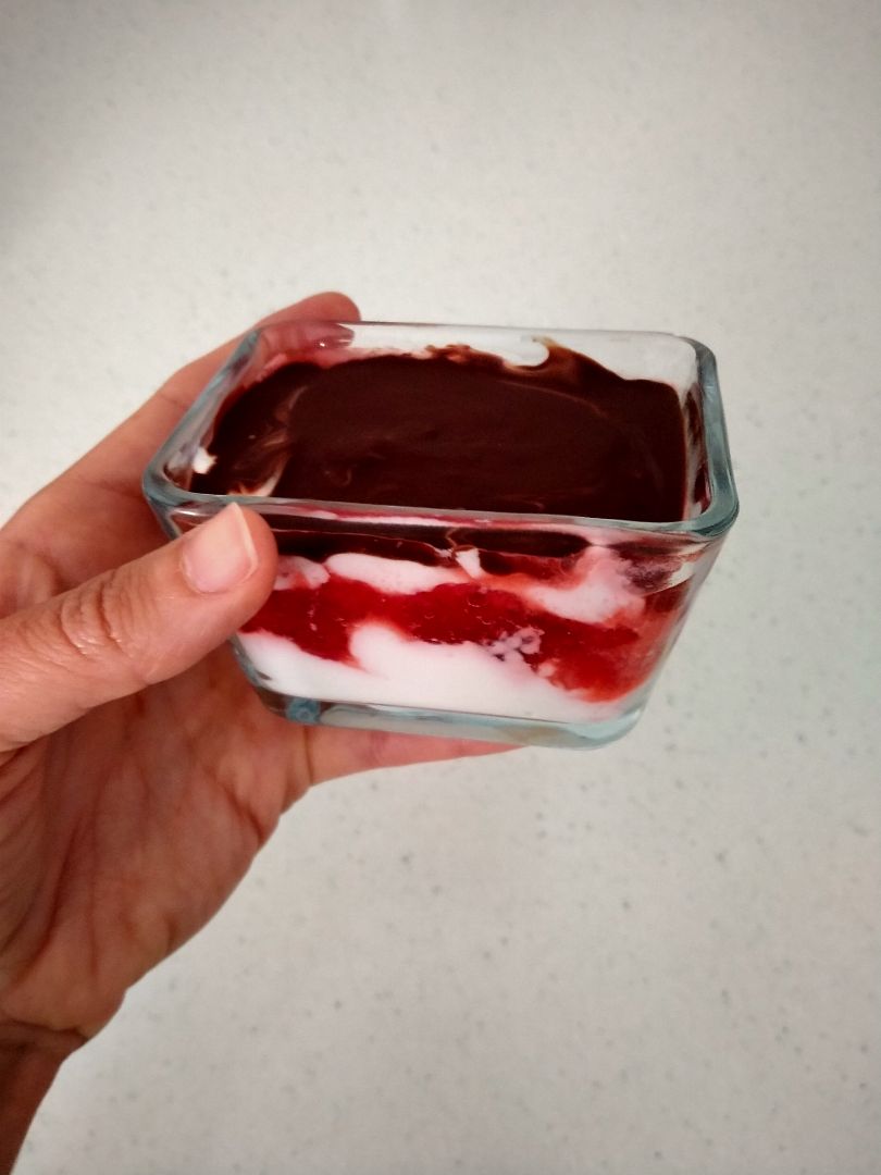 Postre fácil: yogur, fruta y chocolate Postre fácil: yogur, fruta y chocolate