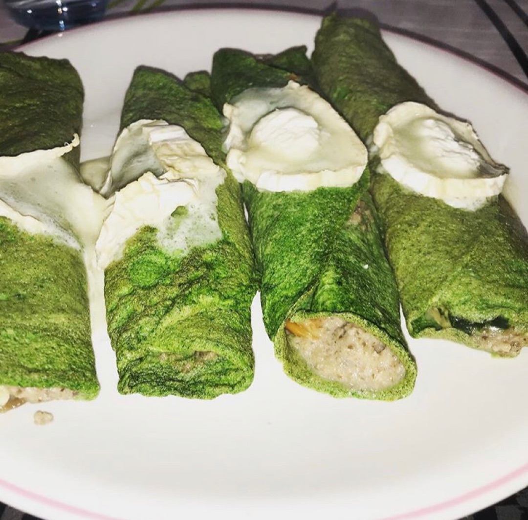 ~CREPES DE ESPINACAS RELLENOS DE SALSA DE CHAMPIÑONES, ESPINACAS CON PASAS Y CACAHUETES Y QUESO DE CABRA~. 🥬 🍄 🥜 