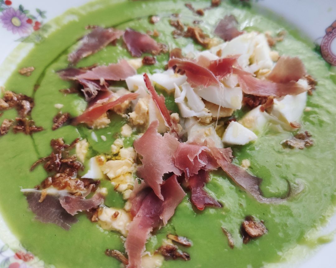 Crema de guisantes con huevo cocido y jamón Crema de guisantes con huevo cocido y jamón
