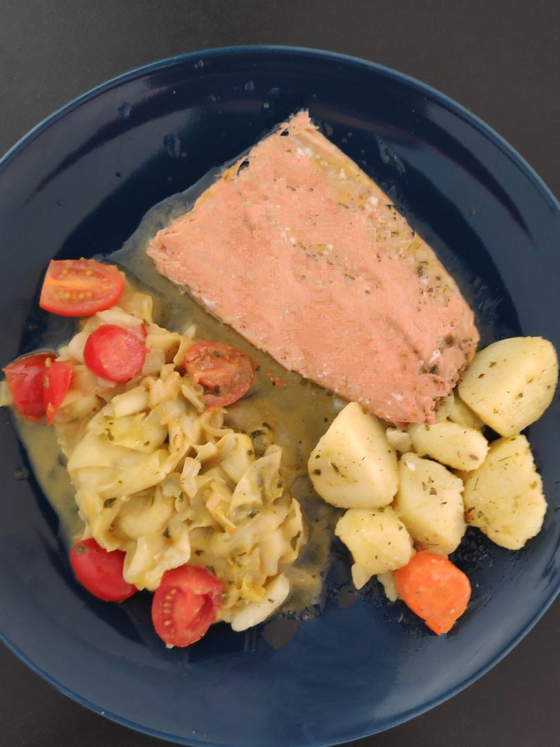 Salmón al horno con verduras al pesto