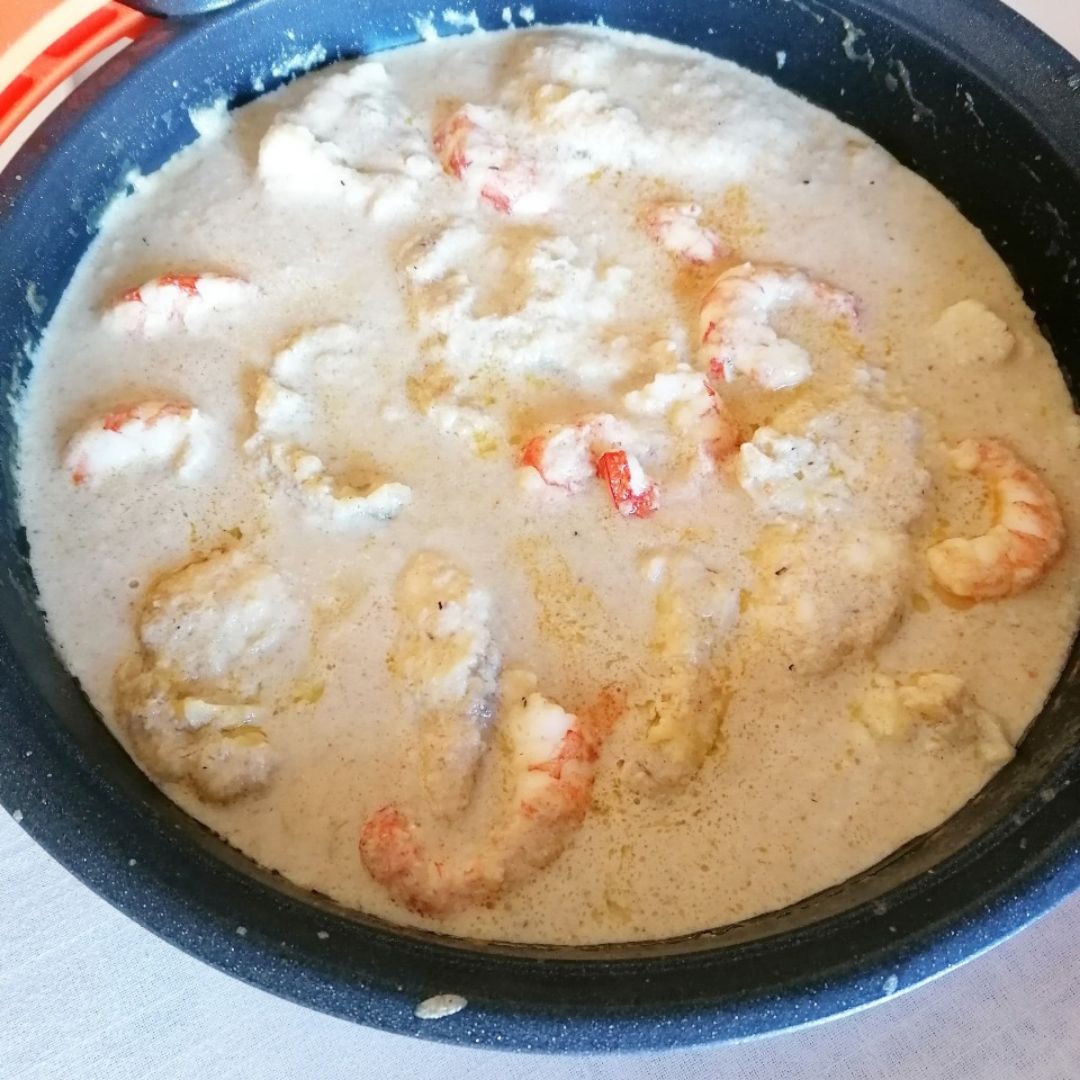 Rape y gambas con salsa de puerro y champiñones