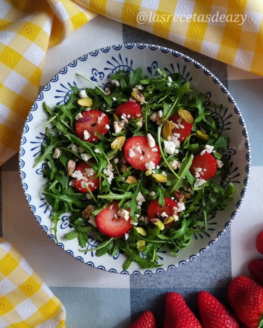 Ensalada de rúcula,frresas,feta y pistachos Ensalada de rúcula,frresas,feta y pistachos