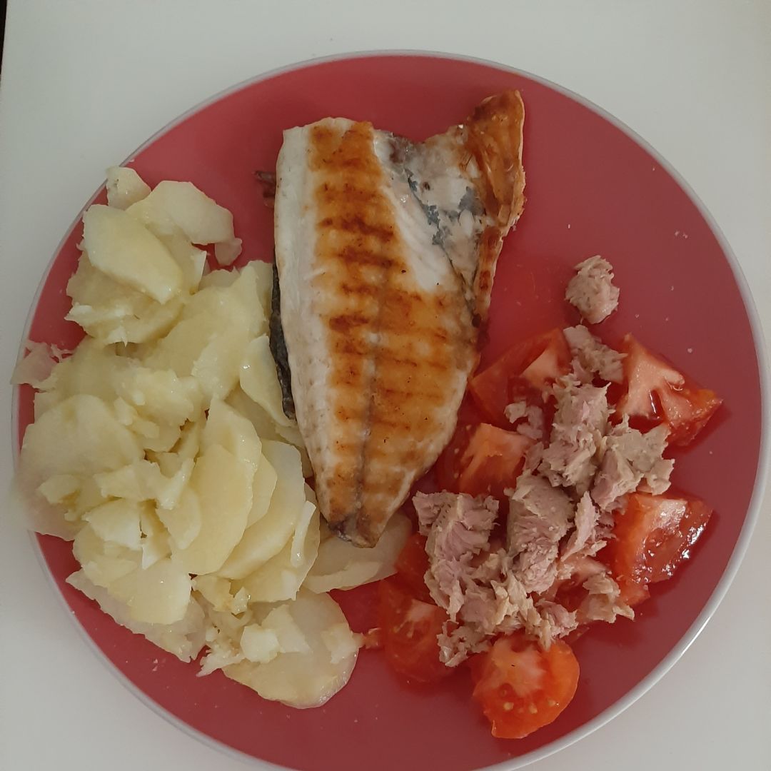 Dorada con guarnición de patatas cocidas y tomate con atun Dorada con guarnición de patatas cocidas y tomate con atun