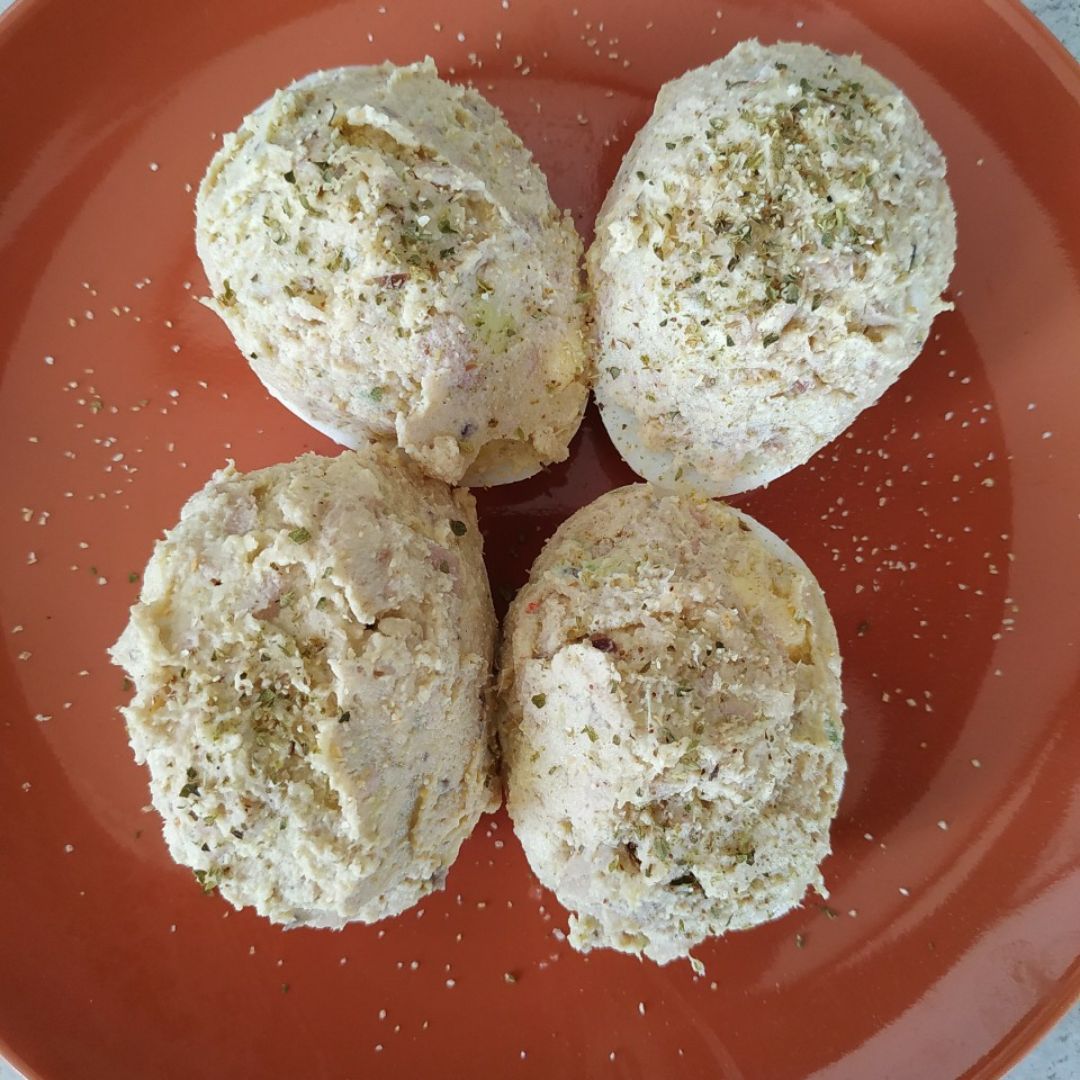 Huevos rellenos de humus y atún. Huevos rellenos de humus y atún.