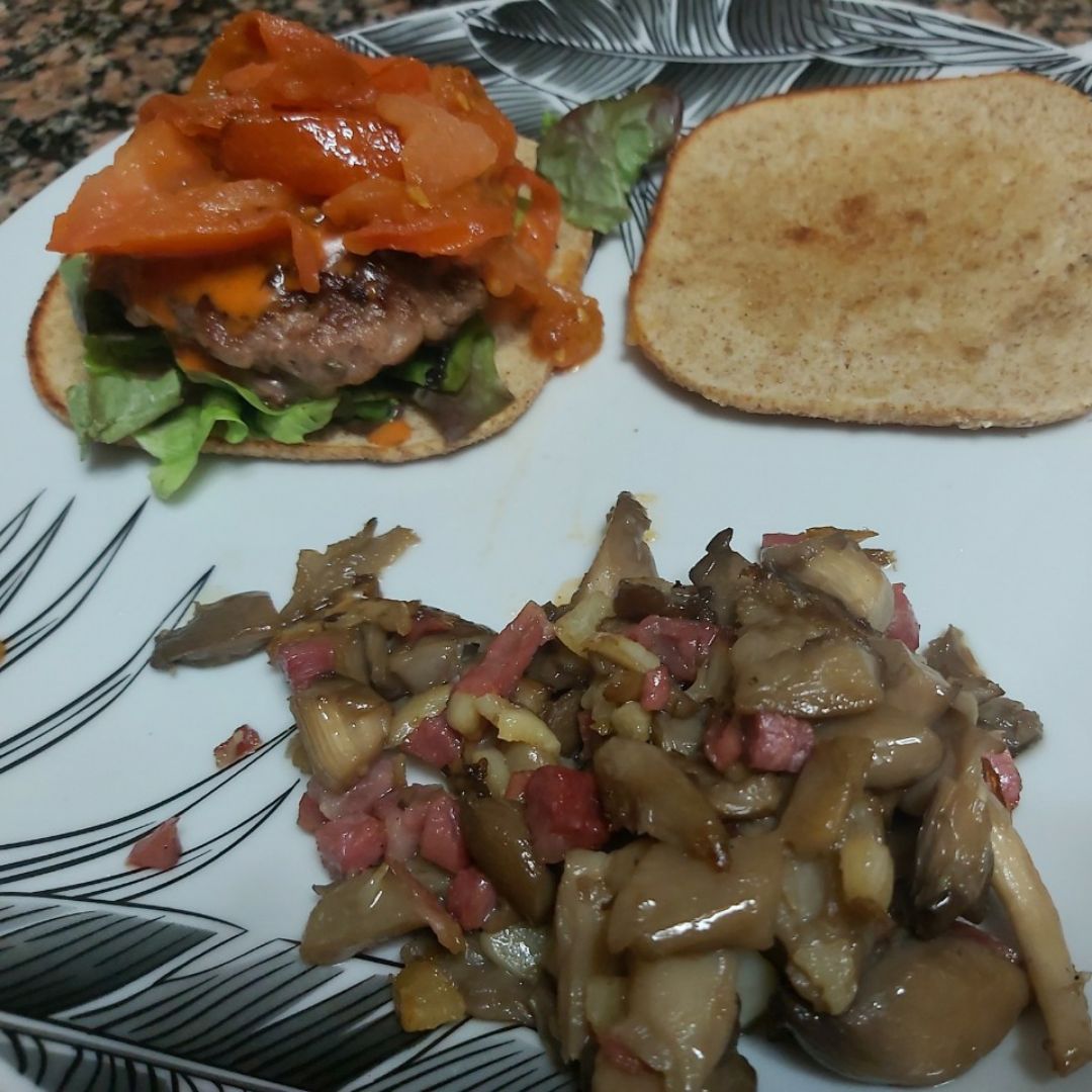Hamburguesas caseras rellenas de queso con setas