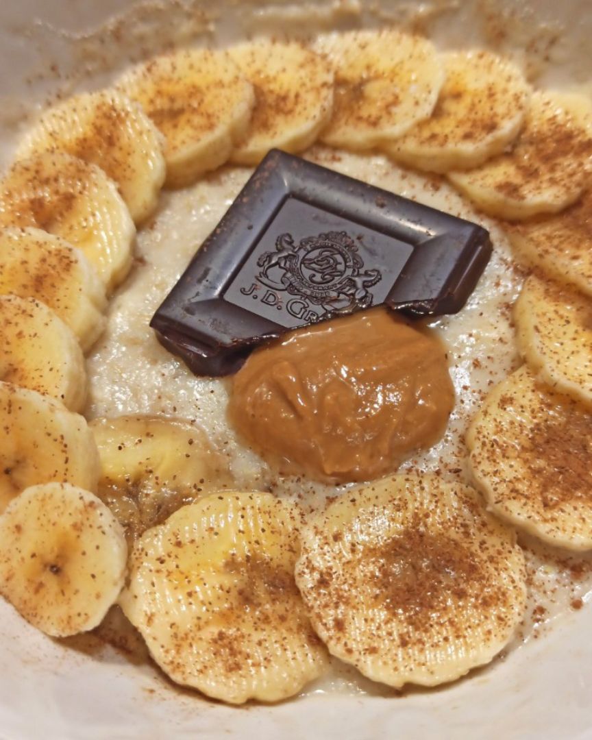 Porridge de avena al microondas con chocolate y plátano Porridge de avena al microondas con chocolate y plátano