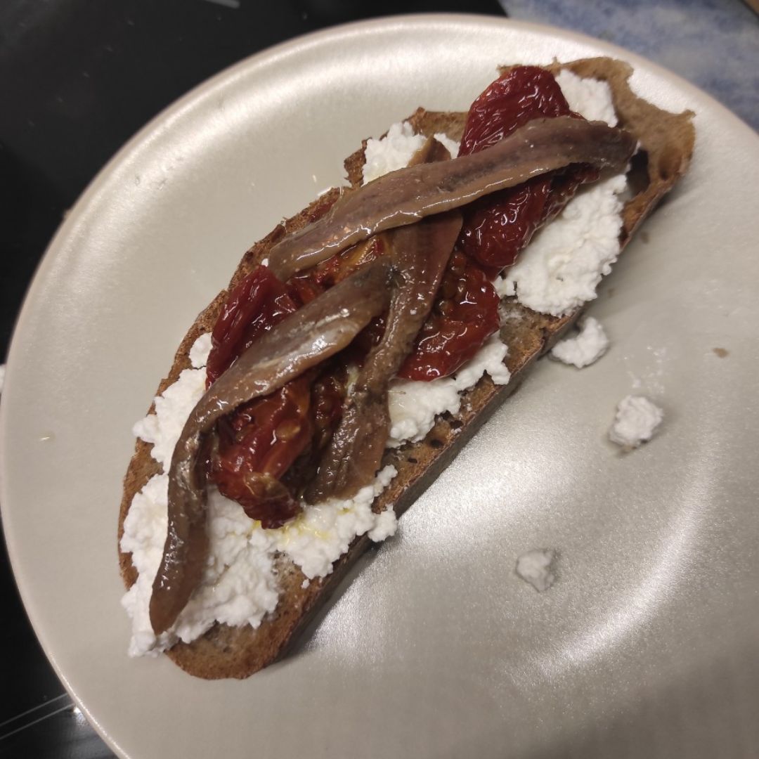 Tosta de requesón y anchoa Tosta de requesón y anchoa