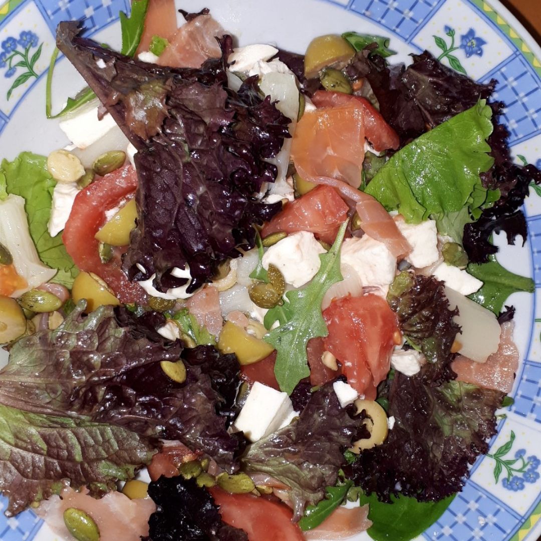Ensalada de brotes tiernos, aguacate y queso fresco Ensalada de brotes tiernos, aguacate y queso fresco
