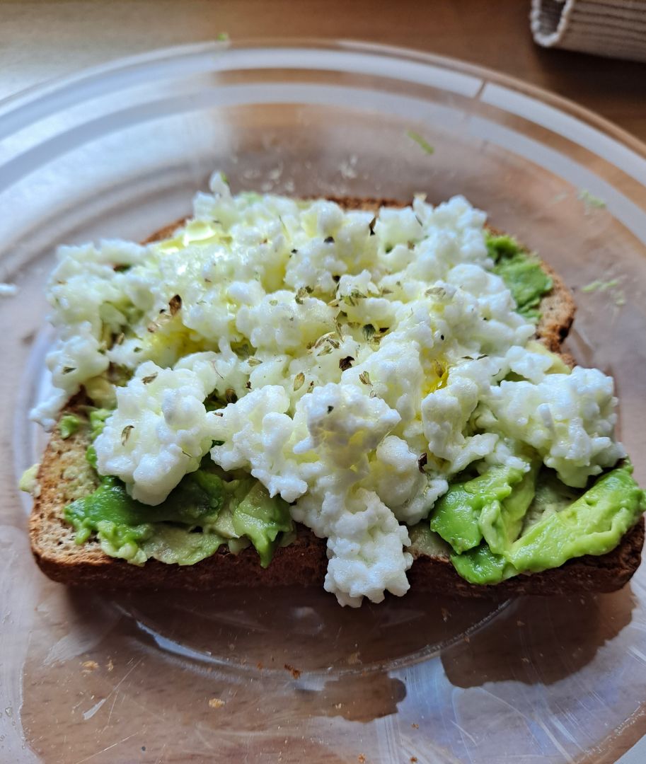 Tostada con aguacate y espuma de huevo