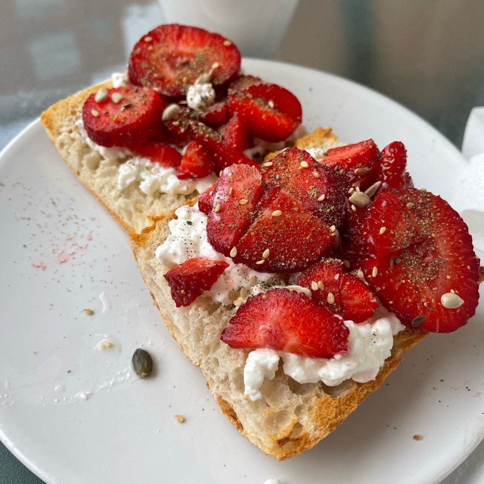 Tostada de Queso cottage con fresas 