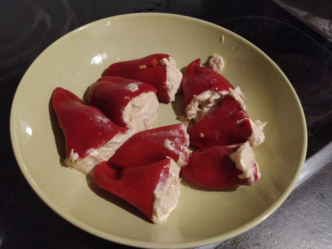 Pimientos con hummus y atún Pimientos con hummus y atún
