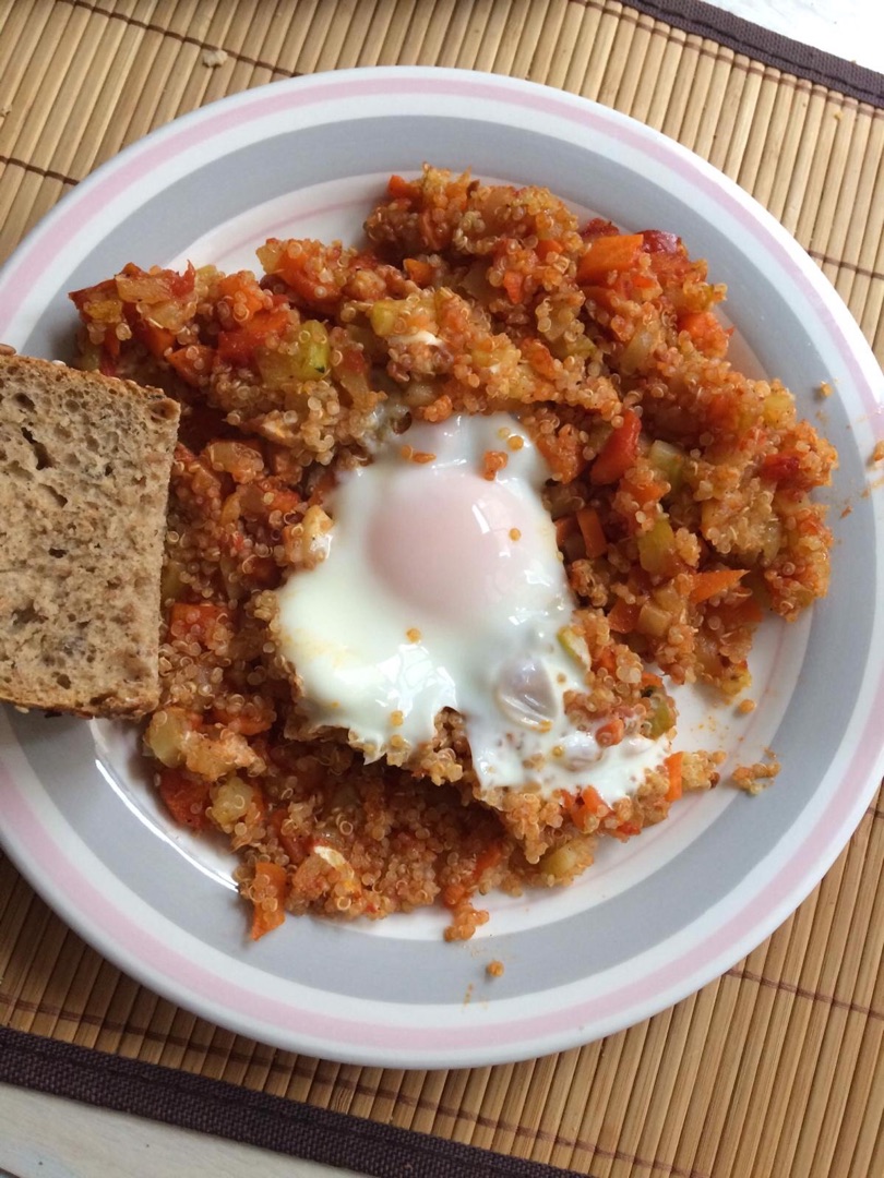 Quinoa con verduras y huevo cuajado