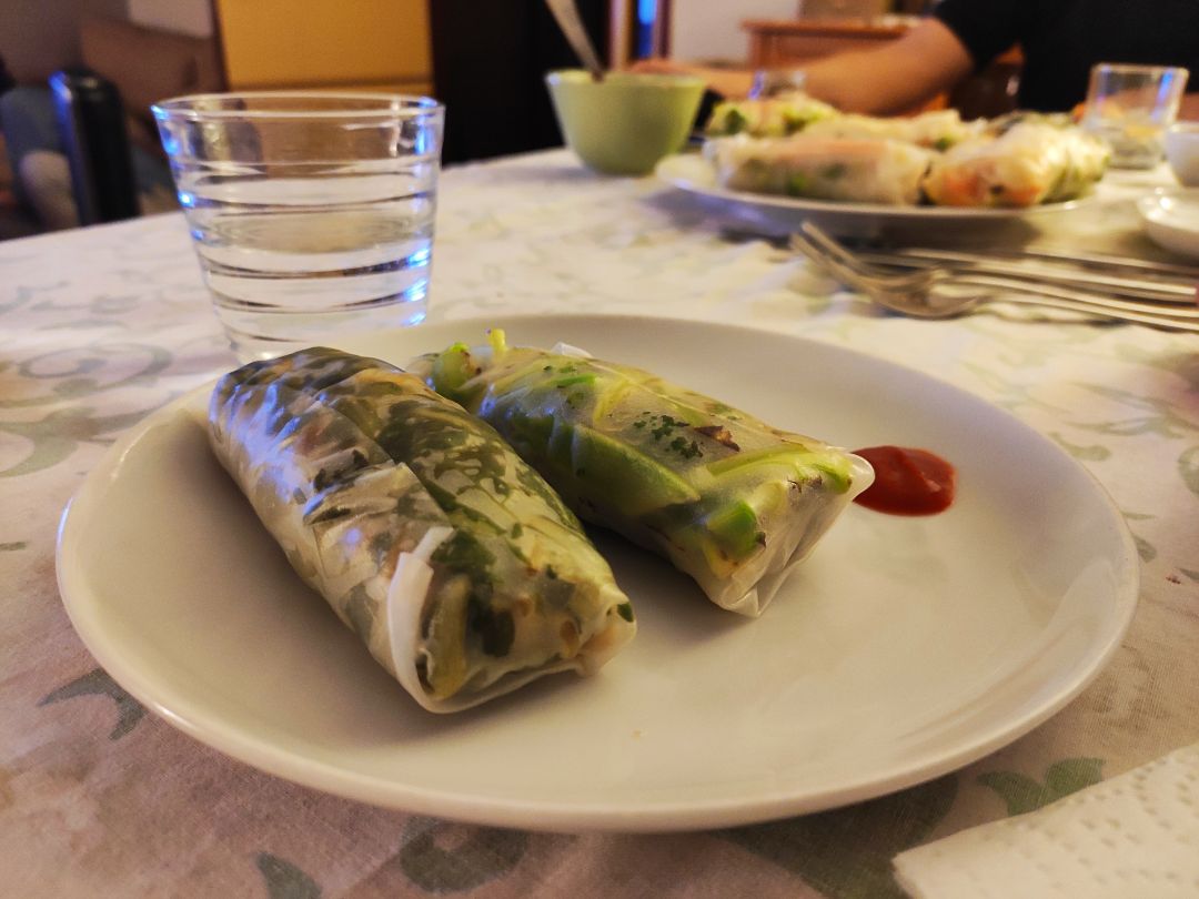 Rollitos "vietnamitas" vegetales con salsa picante Rollitos "vietnamitas" vegetales con salsa picante