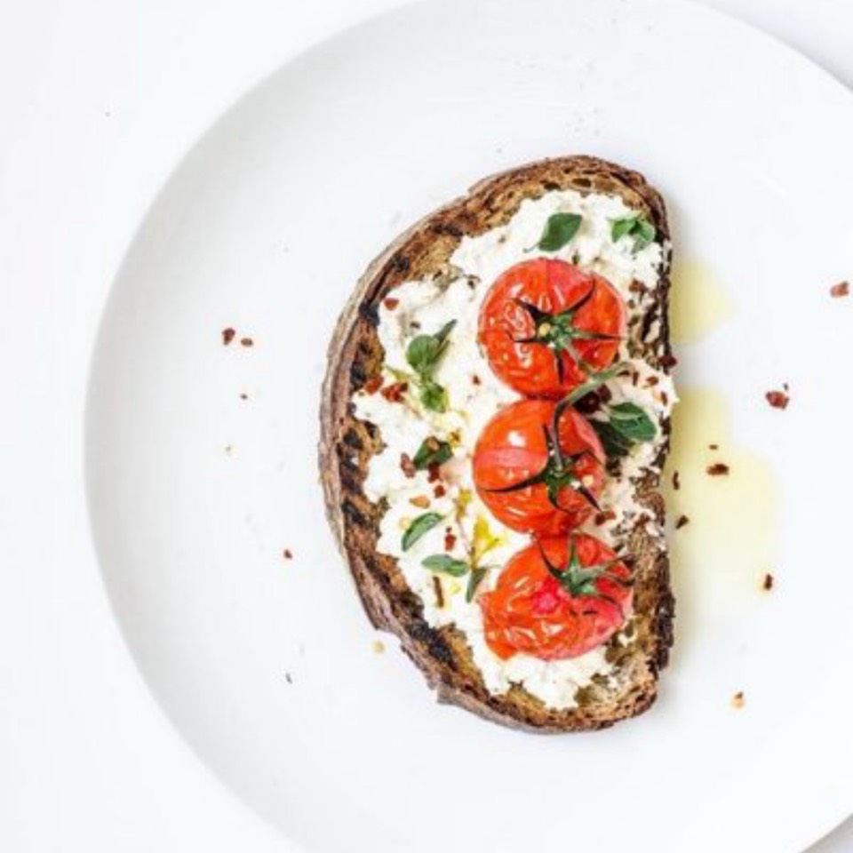 Tostadas cherrys y queso batido
