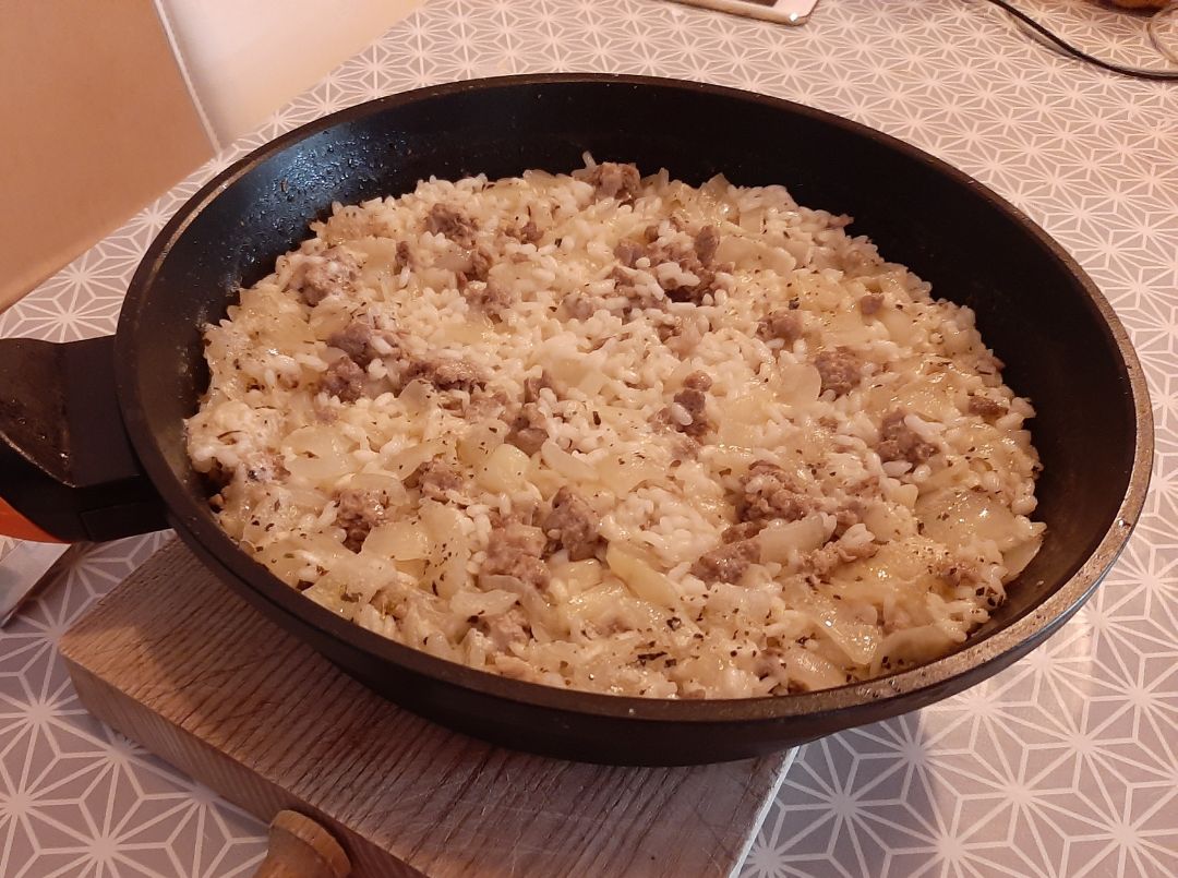 Arroz a la sartén con carne. Arroz a la sartén con carne.
