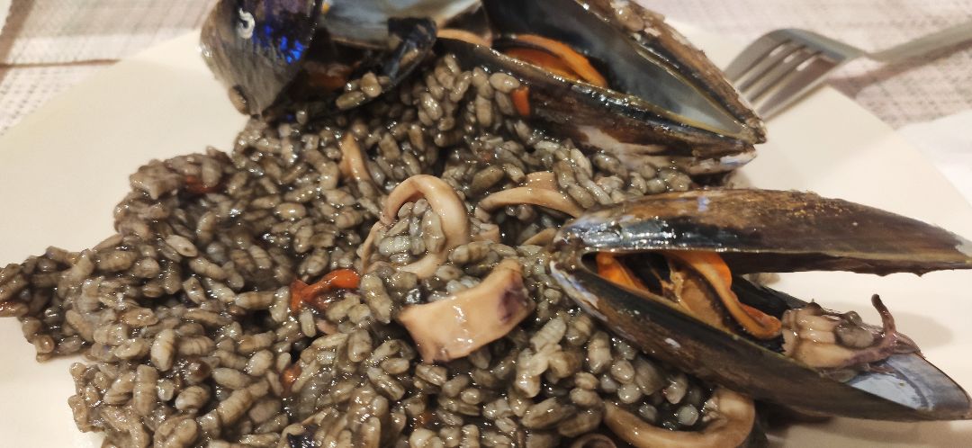 Arroz negro con Calamares y mejillones. Arroz negro con Calamares y mejillones.