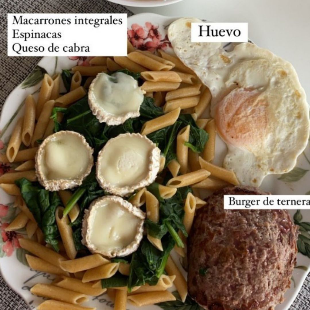 Macarrones con burguer y huevo Macarrones con burguer y huevo
