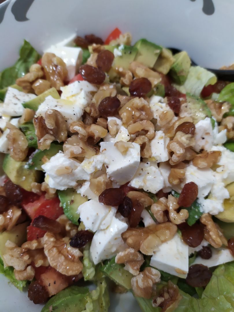 Ensalada con queso fresco, nueces y pasas