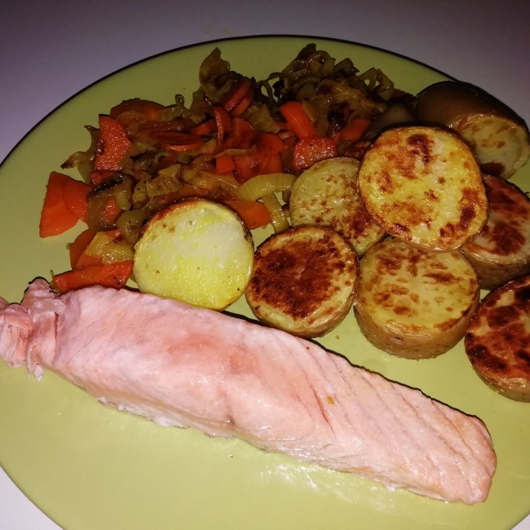 Salmon con verduras y patatas al vapor Salmon con verduras y patatas al vapor